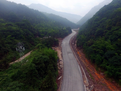 四面山抢险救灾工程提前6天完成路基水稳层铺