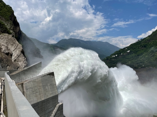白鹤滩泄洪洞三支臂弧门完成动水启闭试验