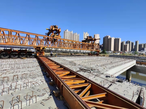 蕲春项目雷溪河综合整治工程纬八路桥预制梁架设完成